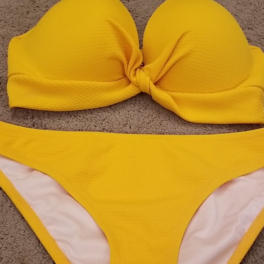 Yellow bikini - Picture 4 of 8